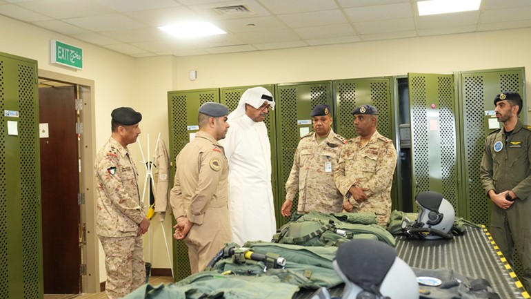 وزير الدفاع ووزير الداخلية بالإنابة الشيخ عبدالله العلي ونائب رئيس الأركان اللواء الركن طيار الشيخ صباح جابر الأحمد وآمر القوة الجوية العميد الركن طيار محمد الحمدان خلال الجولة الميدانية