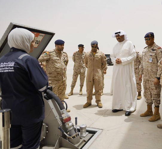 وزير الدفاع ووزير الـداخلية بالإنابة ونائب رئيس الأركان وآمر القوة الجوية وشرح خلال الجولة