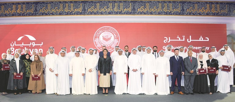 عادل الحماد ورنا النيباري يتوسطان موظفي بوبيان خريجي البرامج التدريبية