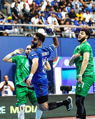 لاعب منتخبنا الوطني محمد غضنفر يصوب على مرمى المغرب