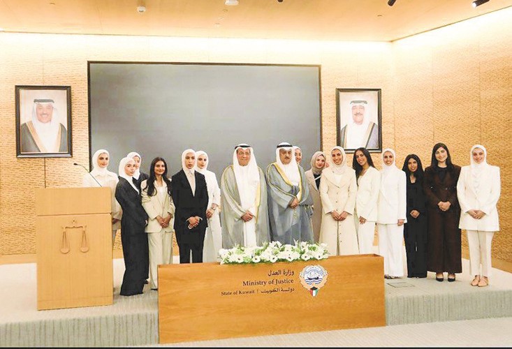 المستشار د.عادل بورسلي والمستشار سعد الصفران مع عدد من وكيلات النيابة الجديدات