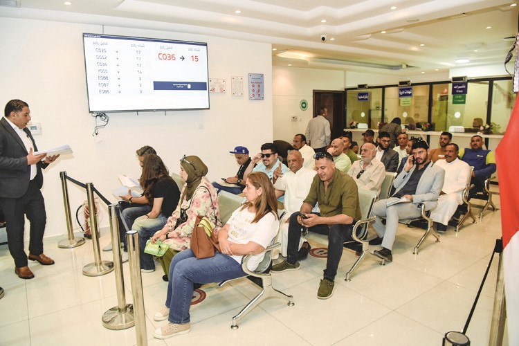 المراجعون في القنصلية المصرية لاستخراج الأوراق المطلوبة(أحمد علي)