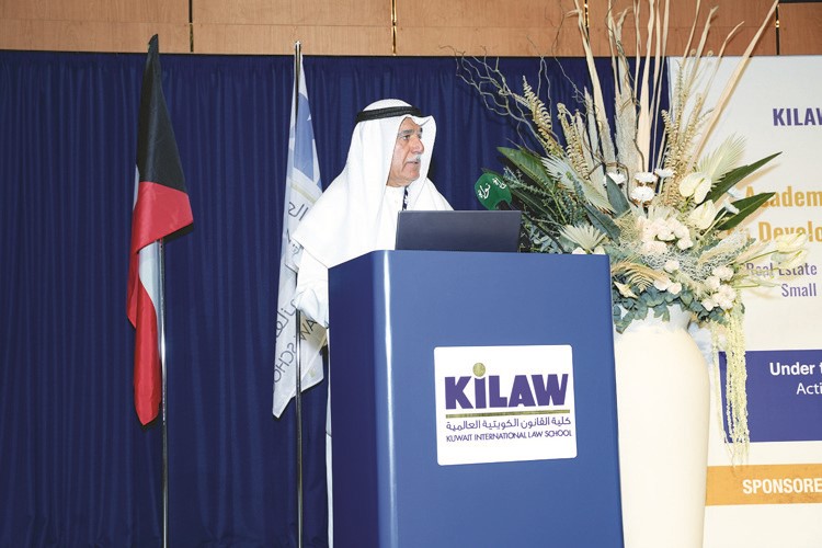 د.أحمد الفارسي متحدثا لدى افتتاح المؤتمر