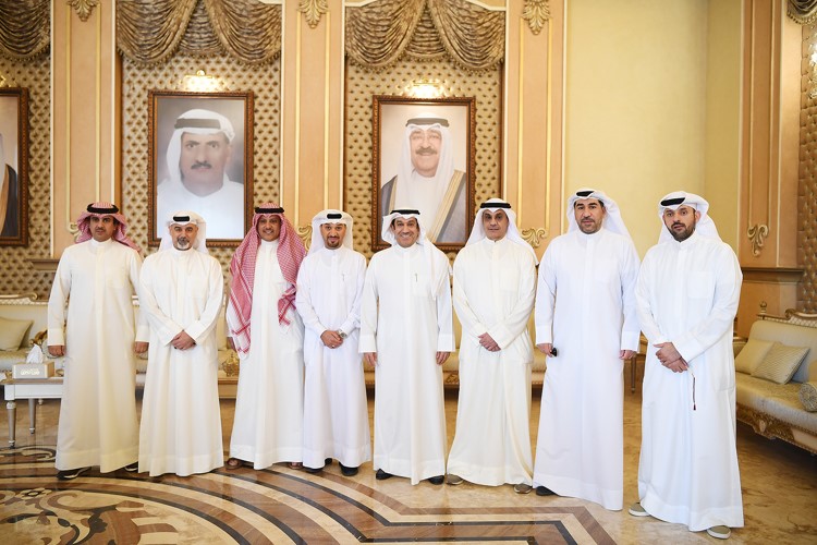 أحمد الشحومي متوسطا فؤاد البلوشي وقايد العدواني وعبدالله الذياب ومشعل القبندي وناصر الدعاس وخالد طالب
