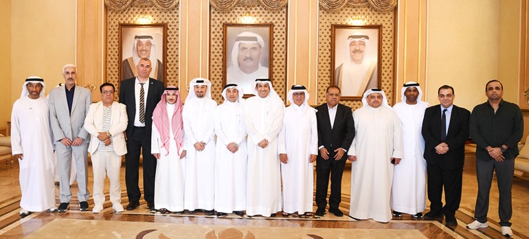 أحمد الشحومي متوسطا رئيس الاتحاد العربي ورؤساء وأعضاء الوفود المشاركة في البطولة العربية لكرة اليد
