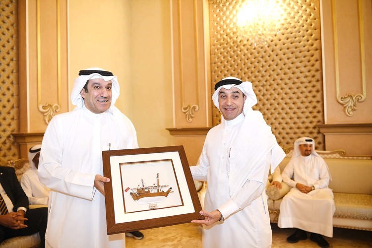 أحمد الشحومي مكرما فاضل النمر رئيس الاتحاد العربي لكرة اليد