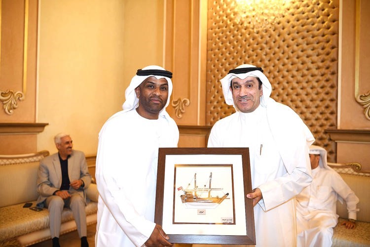 الشحومي مكرما نبيل عاشور رئيس الاتحاد الإماراتي