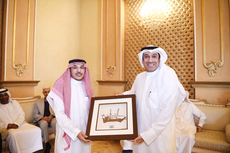  ومكرما حسن نصر هلال رئيس الاتحاد السعودي