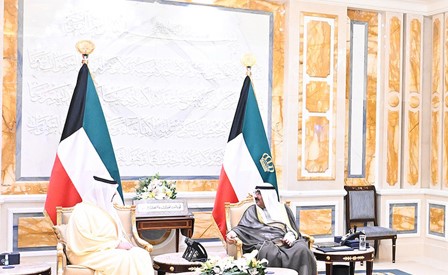 بالفيديو الأمير تسلم دعوة من خادم الحرمين