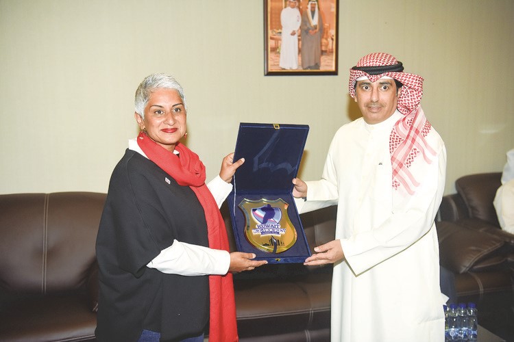 هدية تذكارية من فهيد العجمي 
إلى السفيـرة الكنديـة عليـا موانـي