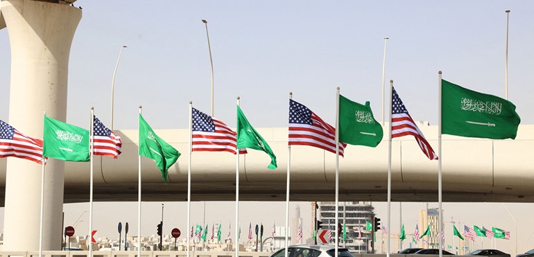 العلمان الأميركي والسعودي يزينان طرق الرياض استعدادا لزيارة الرئيس دونالد ترامب	(أ.ف.پ)