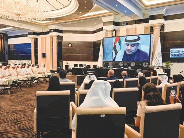 السفير الإماراتي د.مطر النيادي متحدثا خلال اللقاء