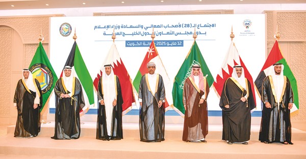 وزير الإعلام والثقافة ووزير الدولة لشؤون الشباب رئيس الاجتماع 28 لوزراء الإعلام لدول مجلس التعاون الخليجي عبدالرحمن المطيري والأمين العام لمجلس التعاون لدول الخليج العربية جاسم البديوي مع المشاركين في الاجتماع
