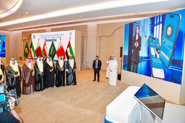 وزراء الإعلام الخليجيون خلال تدشين النسخة التجريبية من التطبيق المشترك لوكالات الأنباء الخليجية على الهواتف الذكية والأجهزة اللوحية