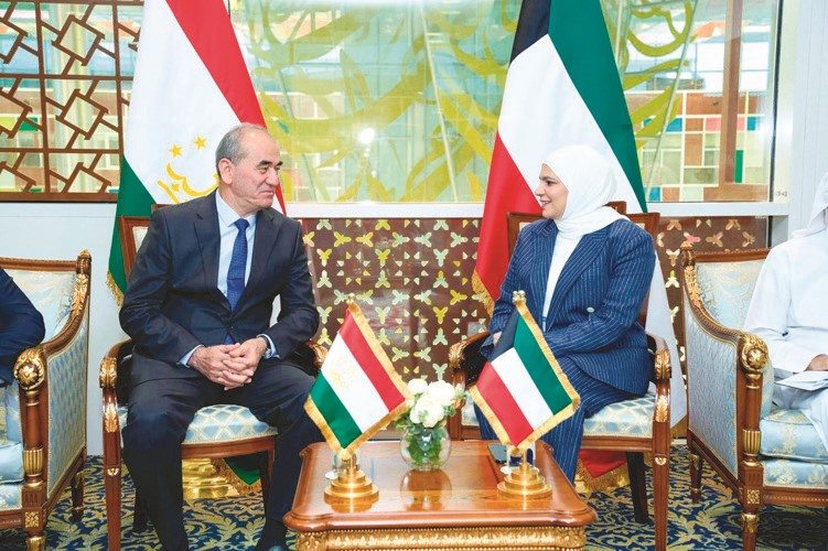 وزيرة المالية ووزيرة الدولة للشؤون الاقتصادية والاستثمار نورة الفصام خلال المباحثات مع نائب رئيس وزراء جمهورية طاجيكستان عثمان زاده عثمان علي
