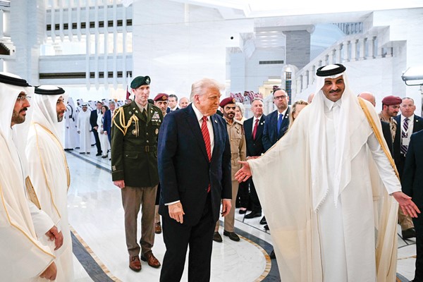 صاحب السمو الشيخ تميم بن حمد آل ثاني أمير قطر مستقبلاً الرئيس الأميركي دونالد ترامب (أ.ف.پ)