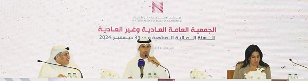 خالد وليد الفلاح وفهد عبدالرحمن المخيزيم خلال الجمعية العمومية لشركة الاستثمارات الوطنية