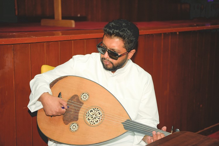المتقاعد فهد الصابر يعزف على العود(محمد هاشم)