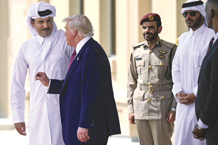 صاحب السمو الشيخ تميم بن حمد أمير قطر مودعا الرئيس الأميركي دونالد ترامب في ختام زيارته للدوحة	(قنا)