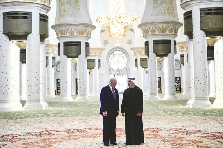 الرئيس دونالد ترامب خلال زيارته جامع الشيخ زايد الكبير برفقة صاحب السمو الشيخ خالد بن محمد بن زايد آل نهيان ولي عهد أبوظبي 	(أ.ف.پ)