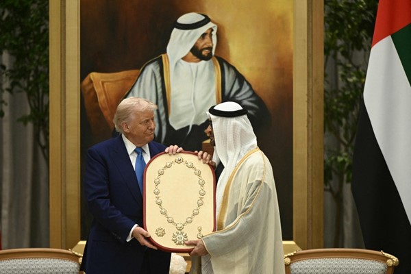 صاحب السمو الشيخ محمد بن زايد آل نهيان رئيس الإمارات يمنح نظيره الأميركي دونالد ترامب «وسام الشيخ زايد» (أ.ف.پ)