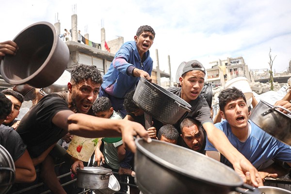 فلسطينيون يتدافعون للحصول على وجبة في بيت لاهيا شمال قطاع غزة	(أ.ف.پ)