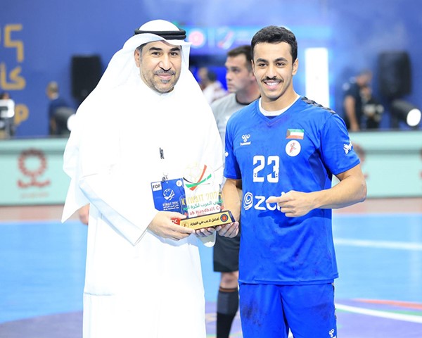  مشعل القبندي يقدم جائزة افضل لاعب للاعب سيف العدواني في البطولة العربية مؤخرا