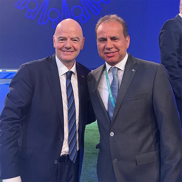 أيمن الحسيني مع رئيس الاتحاد الدولي (FIFA ) جياني انفانتينو