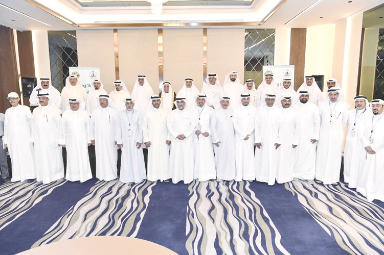 رئيس مجلس إدارة مبرة السيدة نفيسة الخيرة إبراهيم طاهر البغلي متوسطا نائب رئيس مجلس الإدارة والمدير العام للمبرة مرتضى الجدي ومستشار العلاقات العامة والعمل الخيري علي القطان ورئيس مجلس إدارة جمعية المكفوفين الكويتية فايز لافي العازمي متوسطين عددا من أعضاء مبرة السيدة نفيسة وجمعية المكفوفين