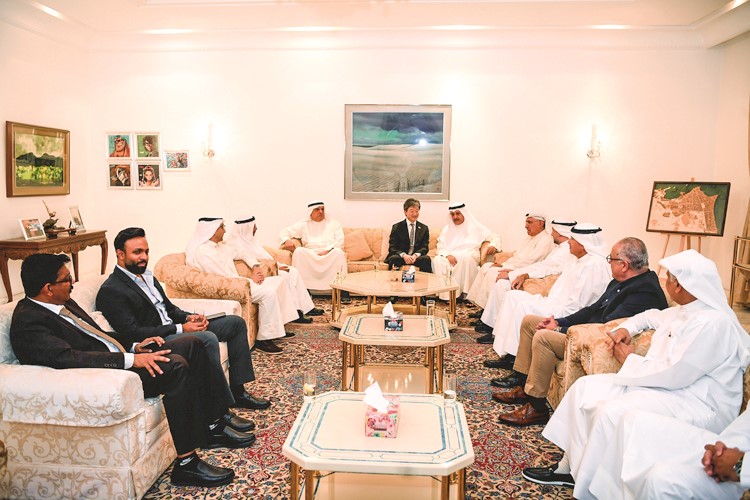 مساعد وزير الخارجية لشؤون آسيا السفير سميح جوهر حيات والسفير الياباني لدى البلاد موكاي كينيتشيرو وعضو مجلس الإدارة التنفيذي في مجموعة الساير مبارك الساير متوسطين عددا من رجال الأعمال والمشاركين في فعالية ديوانية الأعمال اليابانية - الكويتية