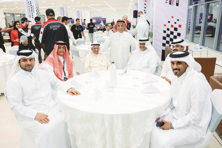 فيصل بدر الساير ومبارك ناصر الساير مع جانب من الحضور