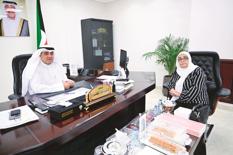 الوكيل المساعد لقطاع الرعاية الاجتماعية بالإنابة في وزارة الشؤون د.جاسم الكندري متحدثا إلى الزميلة بشرى شعبان 		(متين غوزال)