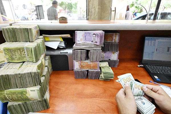 سوريون يأملون في بدء تعافي الاقتصاد المنهك بعد رفع العقوبات الغربية