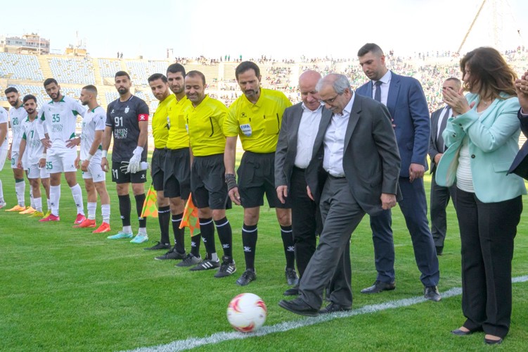 رئيس الحكومة نواف سلام صاحب اللمسة الأولى بعد افتتاح ملعب شمعون