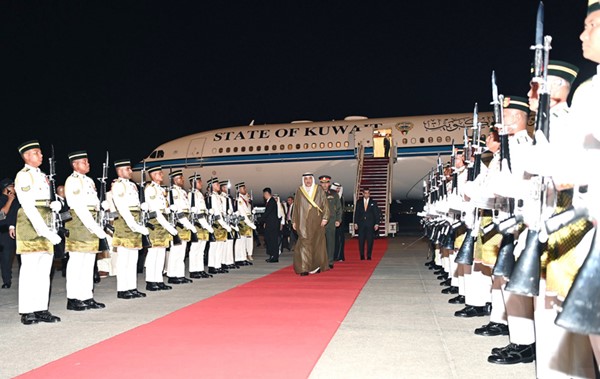ممثل صاحب السمو الأمير الشيخ مشعل الأحمد سمو ولي العهد الشيخ صباح الخالد لدى وصوله إلى مطار كوالالمبور الدولي بونغا رايا في ماليزيا
