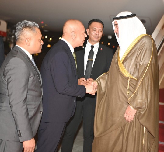 ممثل صاحب السمو الأمير الشيخ مشعل الأحمد سمو ولي العهد  الشيخ صباح الخالد مصافحا مستقبليه في المطار