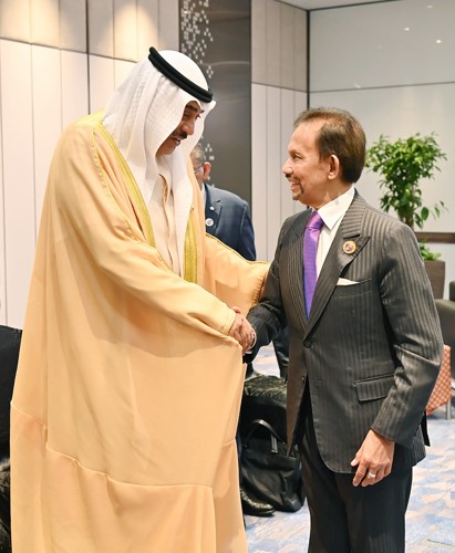 ممثل صاحب السمو الأمير الشيخ مشعل الأحمد سمو ولي العهد الشيخ صباح الخالد مصافحا صاحب الجلالة السلطان الحاج حسن البلقية معز الدين والدولة سلطان بروناي دار السلام