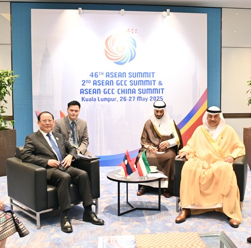 ممثل صاحب السمو الأمير الشيخ مشعل الأحمد سمو ولي العهد الشيخ صباح الخالد مستقبلا رئيس وزراء جمهورية لاوس د. سونيكساي سيفاندون