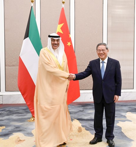 ممثل صاحب السمو الأمير الشيخ مشعل الأحمد سمو ولي العهد الشيخ صباح الخالد مصافحا رئيس مجلس الدولة الصيني لي تشيانغ