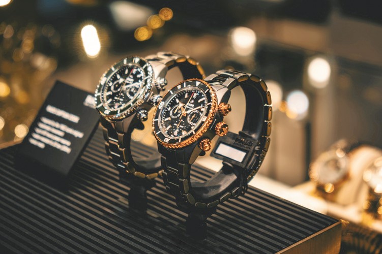 مجموعة مراد يوسف بهبهاني تطلق ساعة Captain Cook High -Tech Ceramic Chronograph من رادو