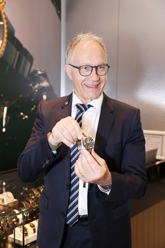 مجموعة مراد يوسف بهبهاني تطلق ساعة Captain Cook High -Tech Ceramic Chronograph من رادو