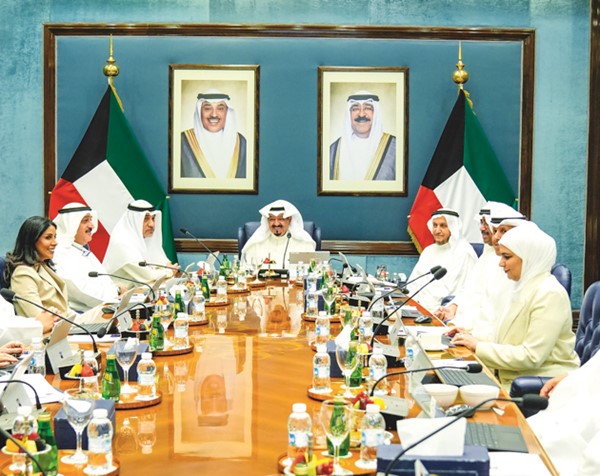 رئيس مجلس الوزراء سمو الشيخ أحمد العبدالله والنائب الأول لرئيس مجلس الوزراء ووزير الداخلية الشيخ فهد اليوسف خلال اجتماع مجلس الوزراء