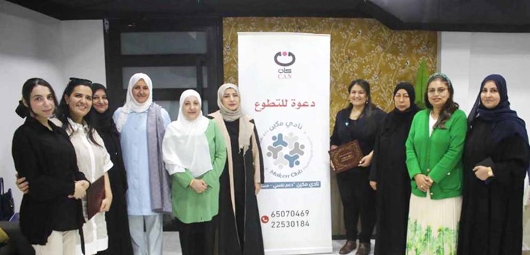 د.إيمان الشمري ود.ندى الإبراهيم ود.نورة الإبراهيم وعضوات نادي مكين المشاركات في المحاضرة