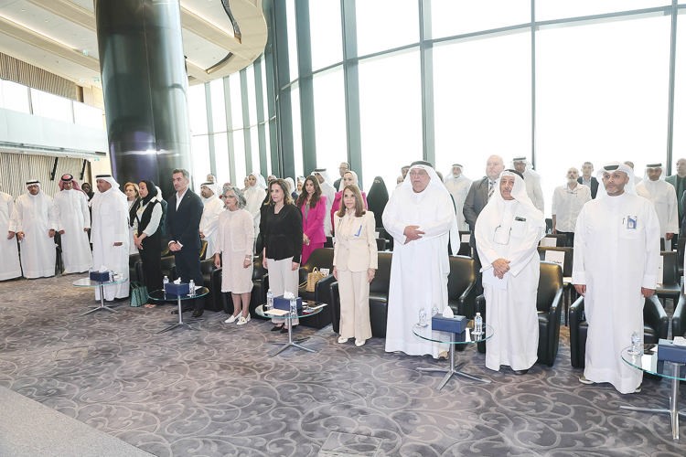 جانب من حضور الحفل وفي مقدمة الحضور شيخة البحر وآمال الساير وفيصل العيار وعادل اليوسفي ومسؤولون في الجمعية