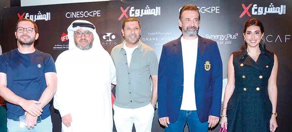  هشام الغانم نائب شركة السينما الوطنية الكويتية مع نجوم الفيلم	(محمد هاشم)
