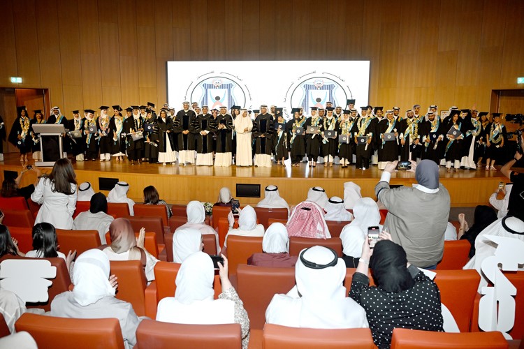 لقطة جماعية للطلبة الخريجين والحضور في حفل تخرج طلبة المعهد دفعة ٢٠٢٤ - ٢٠٢٥ على مسرح مركز المؤتمرات في مدينة صباح السالم الجامعية	(متين غوزال)