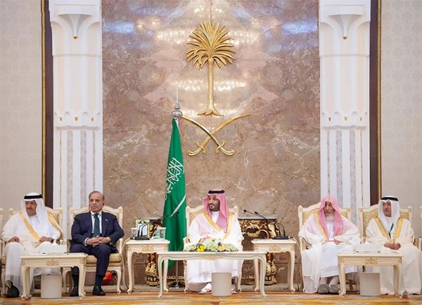 صاحب السمو الملكي الأمير محمد بن سلمان ولي العهد رئيس مجلس الوزراء السعودي مستقبلا في الديوان الملكي بقصر منى المهنئين بعيد الأضحى المبارك   (واس)