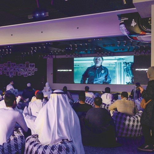 الجمهور خلال عرض مشاهد سينمائية شهيرة ظهرت فيه الأسطورة بورشه 911 توربو 964
