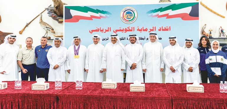 بشار عبدالله وم.دعيج العتيبي خلال تكريم أبطال منتخب الرماية