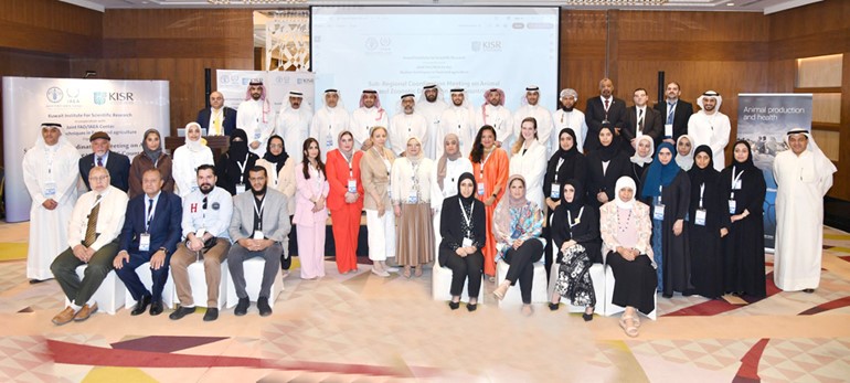 منسق الاجتماع الإقليمي في المعهد د.عبدالعزيز العتيقي مع المشاركين في الاجتماع